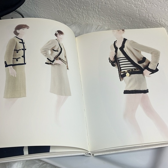 CHANEL Metropolitan Museum Of Art Book Harold Koda - Picture 8 of 13